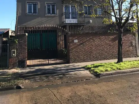 Casa 7 ambientes con 4 baños