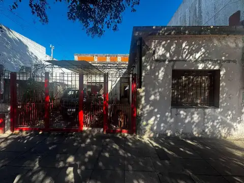 CASA SOBRE LTE DE 8,66X24 COMPLETAMENTE A REFACCIONAR!