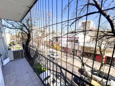 DEPTO 2 AMB AL FRENTE BALCON CORRIDO A RECICLAR