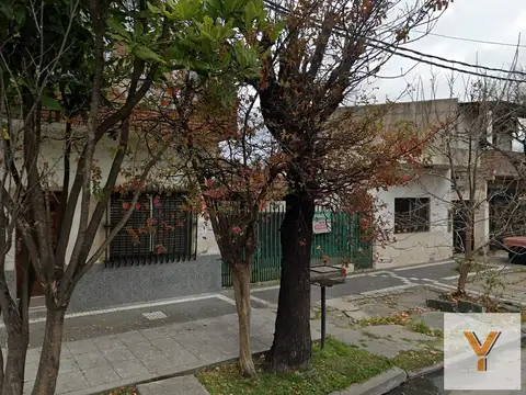 Casa en venta - 2 dormitorios 1 baño - 90mts2 - Lanús Oeste