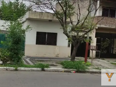 Casa en venta - 2 dormitorios 1 baño - 90mts2 - Lanús Oeste
