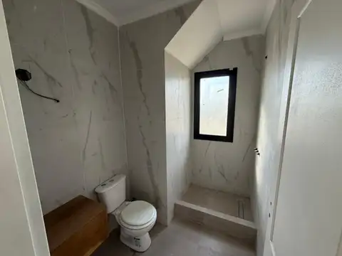 Casa en Alquiler con 2 cocheras