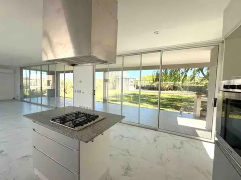 Casa 4 ambientes con 3 baños