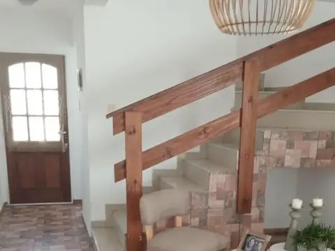 Casa en venta - 3 Dormitorios 2 Baños - Cochera - 250Mts2 - San Alfonso, Villa Allende