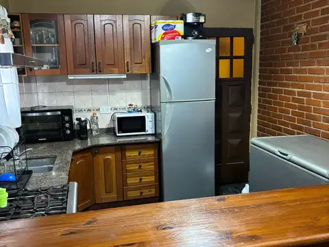 Casa 4 ambientes con 2 baños
