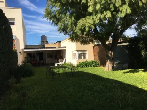 Casa en Venta con 3 cocheras