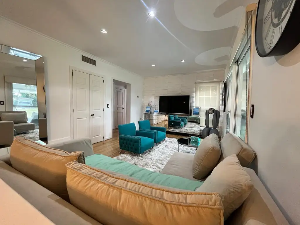 Casa - 350  m² Cubierta | 4 dormitorios | 23 años | 3 baños | 5 ambientes | 1 cochera