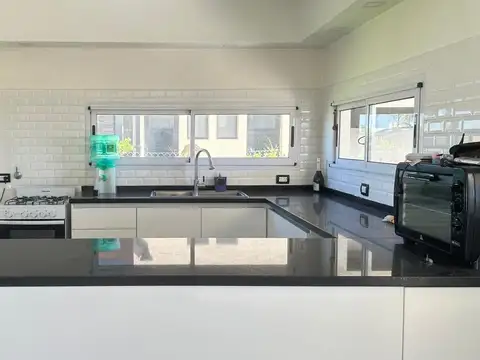 Casa 5 ambientes con 2 baños
