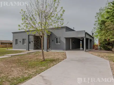 Casa en Alquiler con 4 cocheras