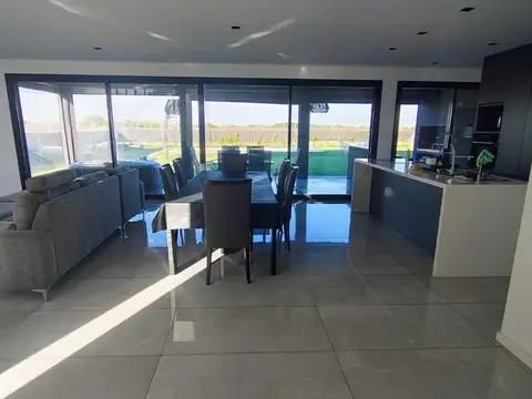 Casa 5 ambientes con 4 baños