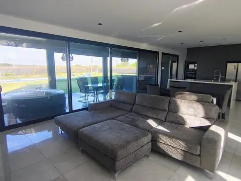 Casa en Venta con 4 cocheras