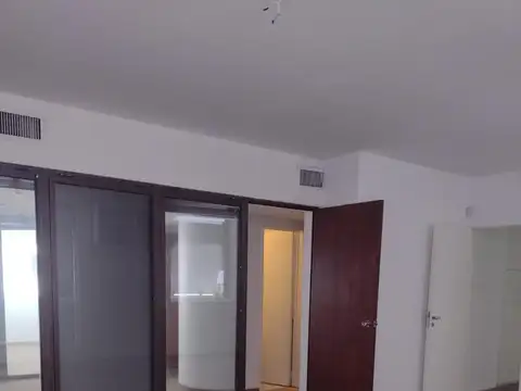 Oficina 5 ambientes con 2 baños