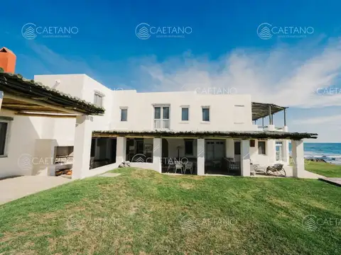 Casa 8 ambientes con 6 baños