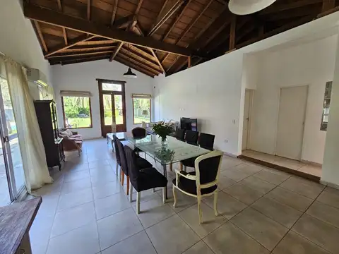 Casa 4 ambientes con 2 baños