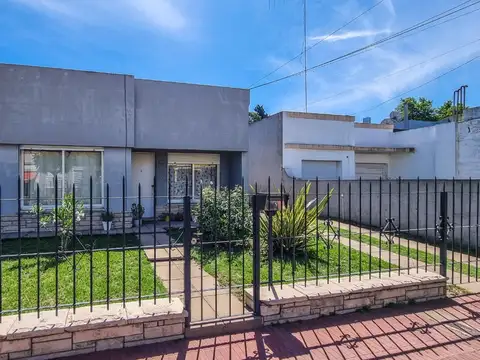 CASA 3 AMBIENTES VENTA LOBOS CON JARDIN Y QUINCHO