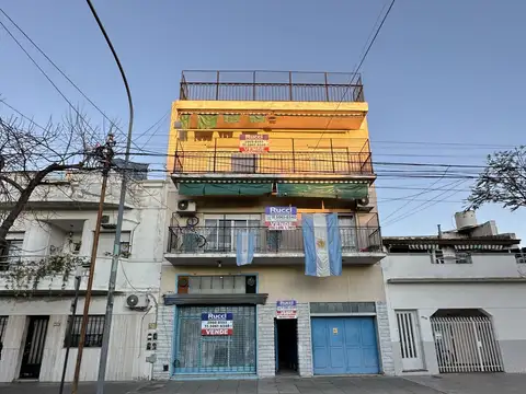 PISO  3 AMB. 1PISO POR ESCALERA AL FRENTE CON BALCON Y CONTRAFRENTE EL PATIO AMPLIO C/LAVADERO