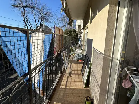 PISO  3 AMB. 1PISO POR ESCALERA AL FRENTE CON BALCON Y CONTRAFRENTE EL PATIO AMPLIO C/LAVADERO