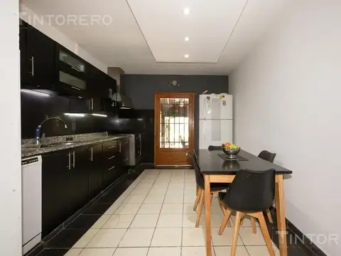 Casa en Venta con 4 cocheras