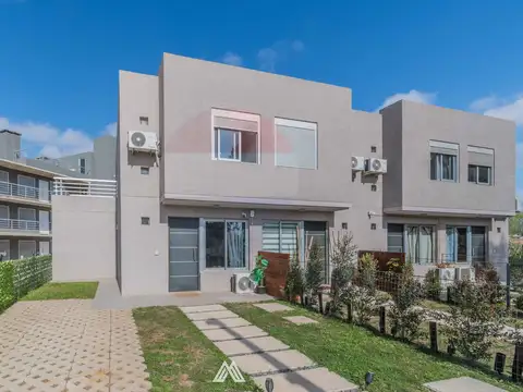 Venta de Casa Duplex 3 dormitorios en Pando