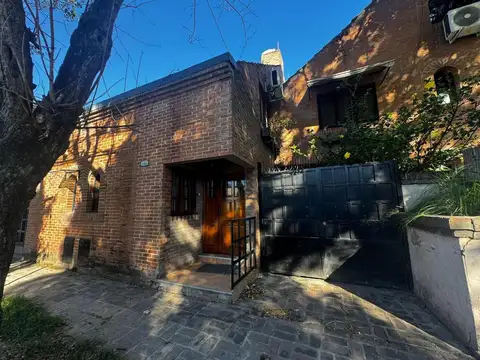 DUPLEX 2 PLANTAS, 4 AMBIENTES, COCHERA, PATIO, CARAPACHAY!