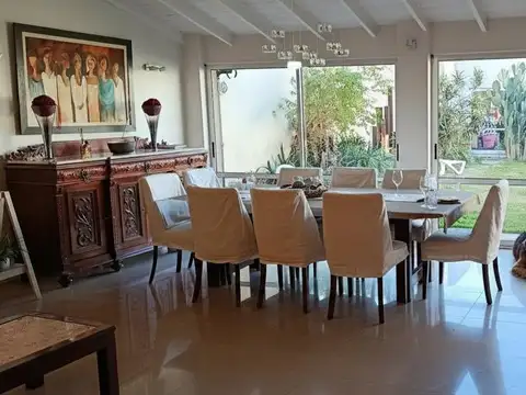 Casa en Venta con 2 cocheras