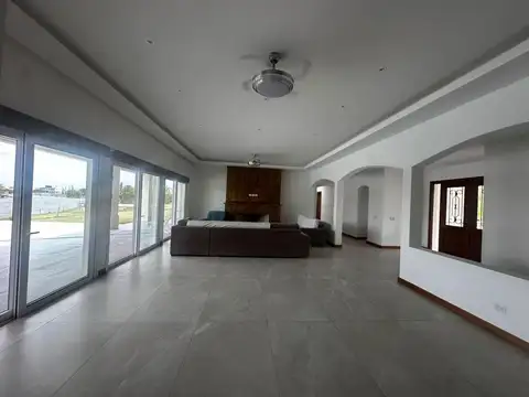 Casa en Venta con 6 cocheras