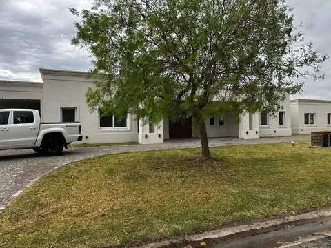 Venta imponente Casa 6 Amb a La Laguna Barrio San Sebastian Loma Verde Escobar