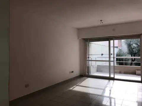 Departamento en Alquiler en Parque Chacabuco, $ 650.000