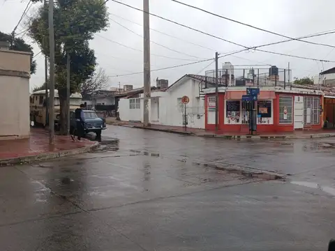 Venta casa con local comercial Barrio Zumaran 