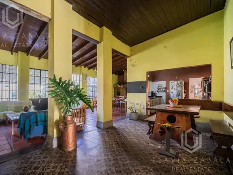 Venta casa de siete ambientes con jardín, pileta, garaje y depósito en Bella Vista