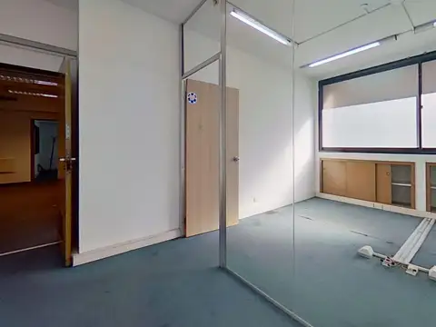 Oficina 6 ambientes con 4 baños