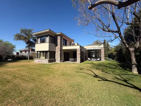 OPENHOUSE vende imponente casa en el Barrio Dalvian