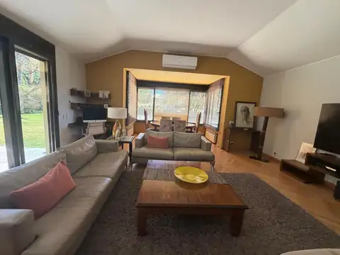 OPENHOUSE vende imponente casa en el Barrio Dalvian
