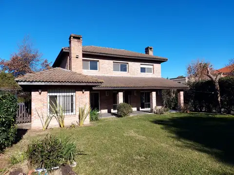 Casa en Venta con 3 cocheras