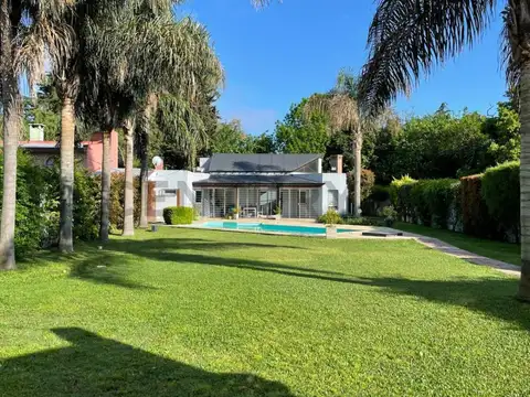 Exclusiva Casa con Pileta y Quincho de Categoría en Barrio Aeropuerto