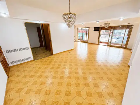 AMPLIO SEMIPISO DE 4 AMBIENTES CON TERRAZA PROPIA, BALCÓN CORRIDO, DEPENDENCIA DE SERVICIO, PATIO Y BAULERA - MUY BAJAS EXPENSAS