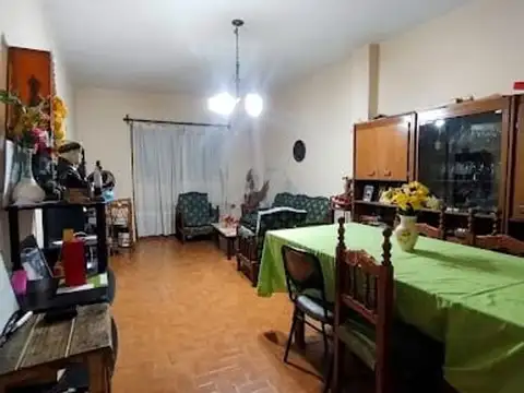 Casa 7 ambientes con 2 baños