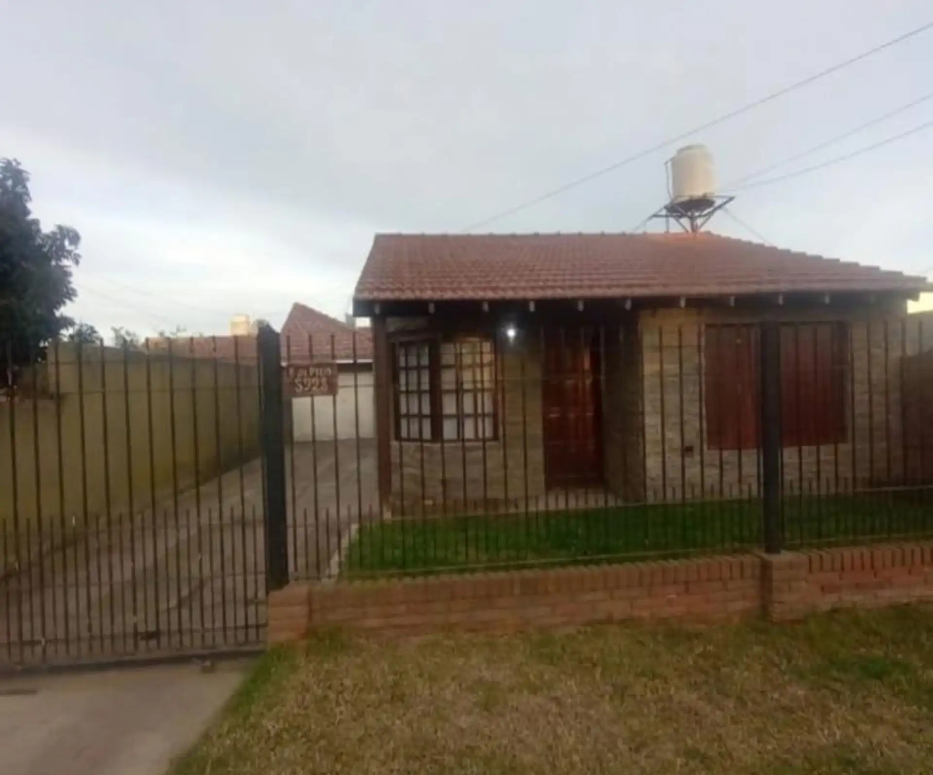Venta de casa en block - 2 casas de 3 amb.