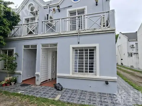 Venta de Duplex 4 ambientes con cochera, patio y parrilla en Sarandi