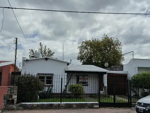 Casa en alquiler en bajo palermo  2 dormitorios  escritorio  patio, jardín y cochera