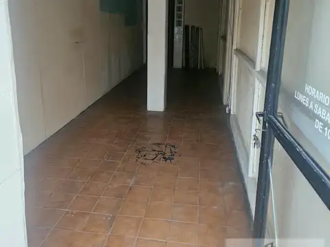 Local en Alquiler en Francisco Álvarez, $ 300.000