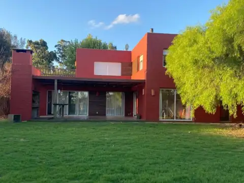 Casa en alquiler de 3 dormitorios c/ cochera en La Tahona