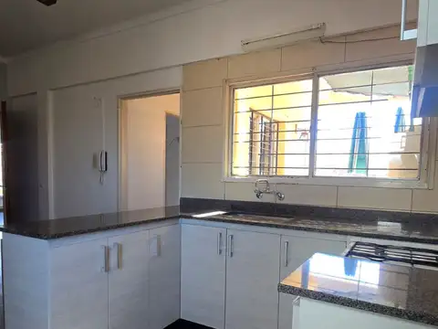 Casa en Alquiler con 1 cochera