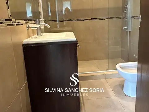Casa 4 ambientes con 42 baños