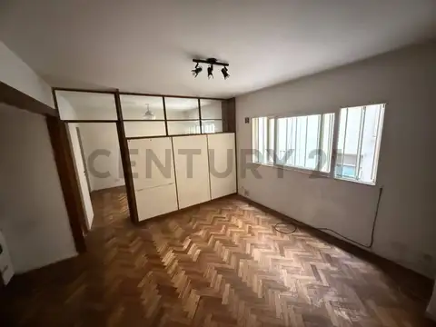 Departamento en 4° Piso – Libertad 936, Frente a Plaza Libertad y a Metros del Teatro Colón con Baul