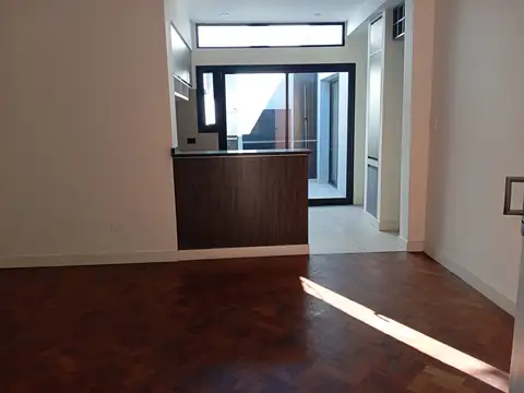 PH 3 amb con patio,1er piso por escalera. Reciclado a nuevo. A metros del Paseo de la Costa y Av Libertador.