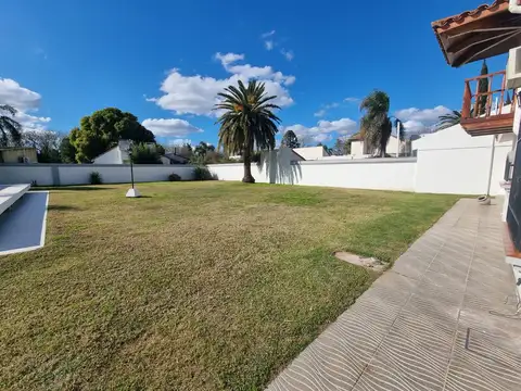 Casa en Alquiler con 2 cocheras