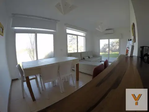 Casa en venta - 2 dormitorios 1 baño - balcon - 65mts2 - Villa Gesell