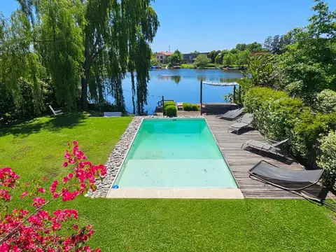 Casa con acceso directo a la Laguna y muelle privado