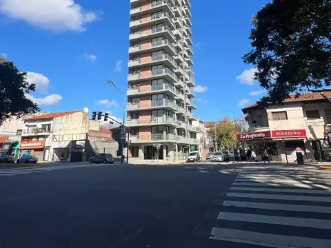 ALQUILER DEPTO SEMIPISO 3 AMB AL FRENTE CON COCHERA